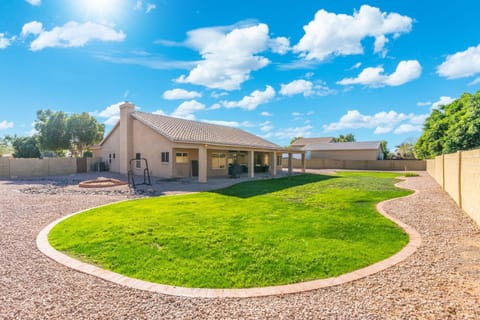 Spacious 4BR Home Patio Huge Yard Sleeps 18 Grill House in Gilbert