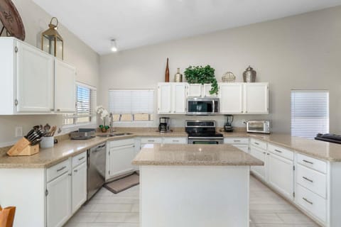 Spacious 4BR Home Patio Huge Yard Sleeps 18 Grill House in Gilbert