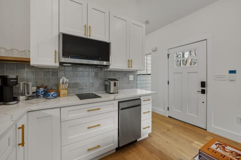 Coffee/tea facilities, Kitchen or kitchenette, dishwasher, oven, stove