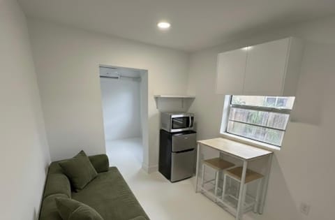 1BR near Hollywood Guitar with Private Patio Apartment in Hollywood