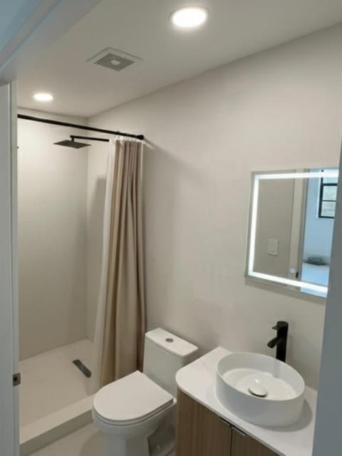 1BR near Hollywood Guitar with Private Patio Apartment in Hollywood