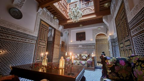 Restaurant/places to eat, Living room, Seating area