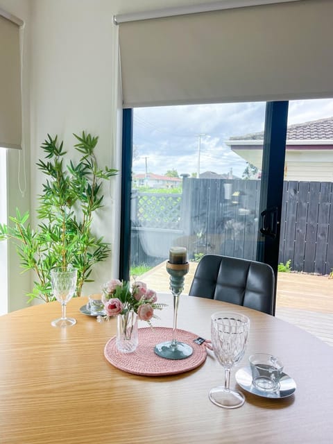 Brand New Elegant 4BR Retreat Home w Backyard House in Auckland