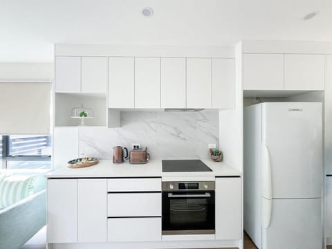 Brand New Elegant 4BR Retreat Home w Backyard House in Auckland