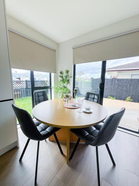 Brand New Elegant 4BR Retreat Home w Backyard House in Auckland