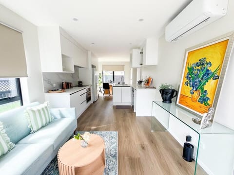 Brand New Elegant 4BR Retreat Home w Backyard House in Auckland