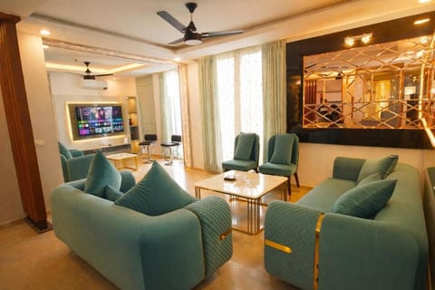 Communal lounge/ TV room, TV and multimedia, Living room, Seating area, Evening entertainment