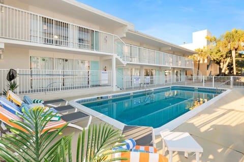 Swimming pool, sunbed