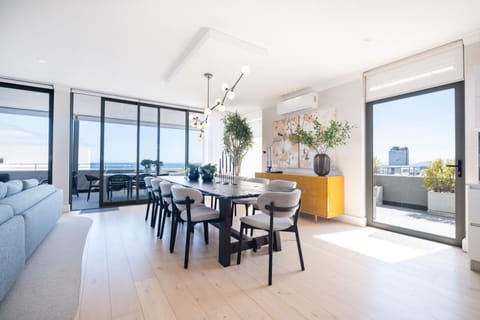 Sea Point Lux 3-Bedroom Penthouse with Hot Tub and Ocean Views - Onsite Parking Apartment in Sea Point
