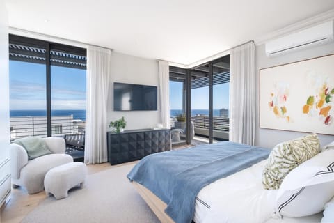 Sea Point Lux 3-Bedroom Penthouse with Hot Tub and Ocean Views - Onsite Parking Apartment in Sea Point