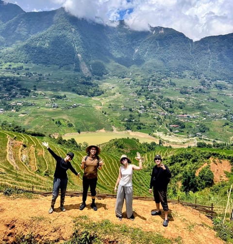 Nearby landmark, Natural landscape, group of guests