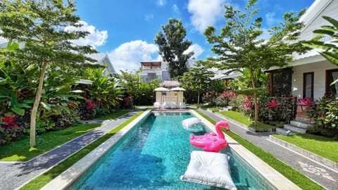 Property building, Garden view, Swimming pool, Swimming pool