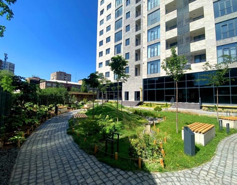 Property building, Spring, Day, Natural landscape, Garden, Garden, Cycling, City view, Garden view
