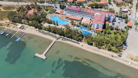 Property building, People, Activities, Children play ground, Other, Beach, Beach, Tennis court, Tennis court, Canoeing, Hiking, Diving, Evening entertainment, Guests, Pool view, Pool view, Area and facilities, Swimming pool, Swimming pool, Sports, children, Family, sunbed, wedding