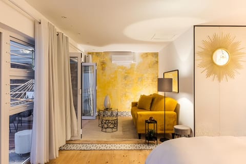 Bed, Living room, Photo of the whole room, Seating area, Bedroom