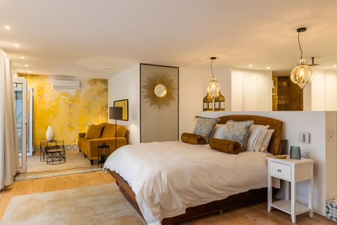 Bed, TV and multimedia, Living room, Photo of the whole room, Seating area, Bedroom, wardrobe