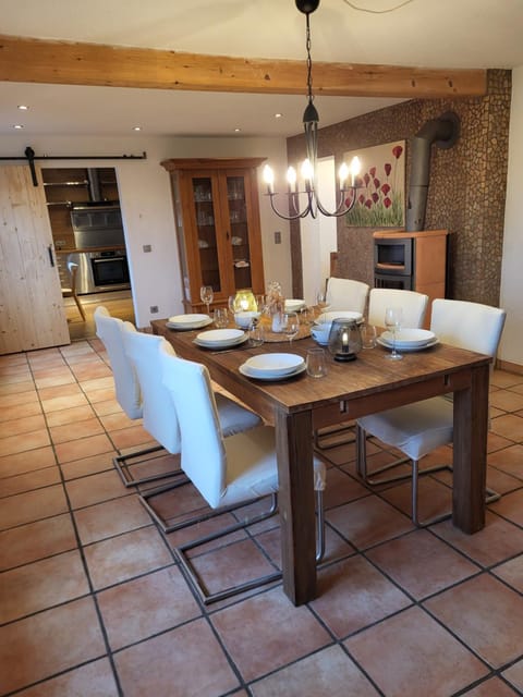 Seating area, Dining area