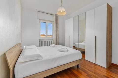 4 min to Metro, 20 min to Duomo & Station, Balcony Apartment in Sesto San Giovanni