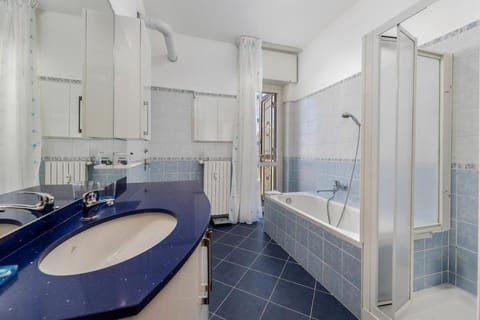 4 min to Metro, 20 min to Duomo & Station, Balcony Apartment in Sesto San Giovanni