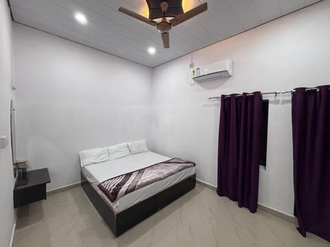 Photo of the whole room, Bedroom, air conditioner