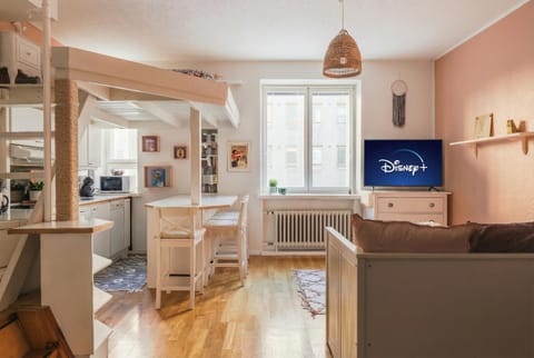 Bed, Coffee/tea facilities, Kitchen or kitchenette, Living room, Dining area, furniture, microwave