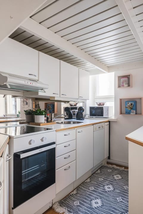 Coffee/tea facilities, Kitchen or kitchenette, dishwasher, oven