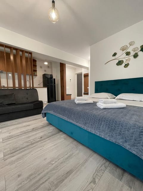 Bed, Photo of the whole room, towels