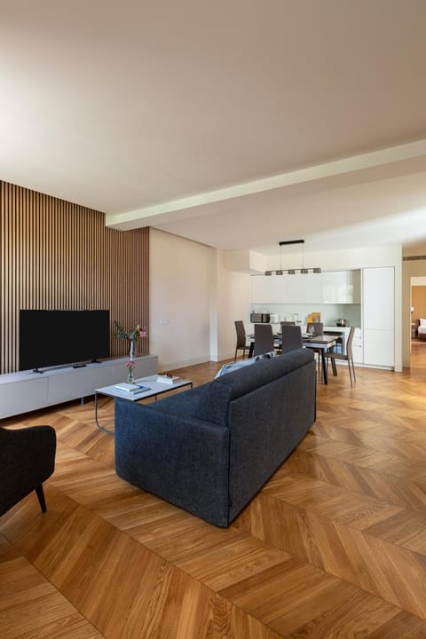 Communal lounge/ TV room, TV and multimedia, Living room, Seating area, Dining area, Evening entertainment