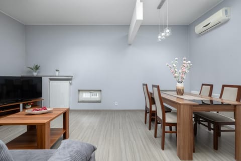 TV and multimedia, Living room, Seating area, Dining area, air conditioner