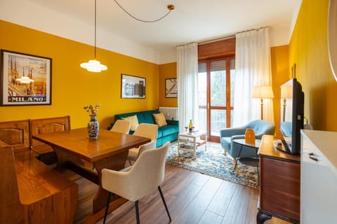 Communal lounge/ TV room, TV and multimedia, Living room, Seating area, Dining area, Evening entertainment