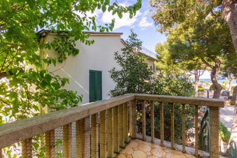 Property building, Day, Balcony/Terrace