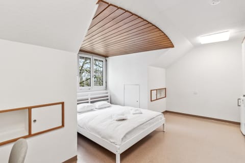 Bed, Photo of the whole room, towels