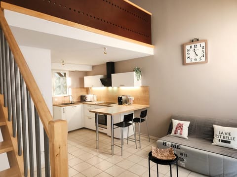 Kitchen or kitchenette, Living room, Seating area, Dining area