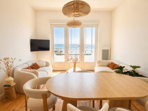 Communal lounge/ TV room, Living room, Lounge or bar, Seating area, Dining area, Meals, Meals