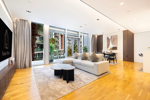 TV and multimedia, Living room, Photo of the whole room, Seating area, Dining area