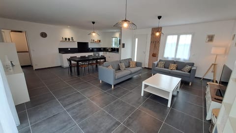 Kitchen or kitchenette, Living room
