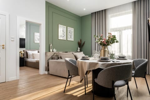 Bed, TV and multimedia, Coffee/tea facilities, View (from property/room), Living room, Photo of the whole room, Seating area, Dining area, Bedroom, Sea view, Street view, Quiet street view, heating, internet, air conditioner