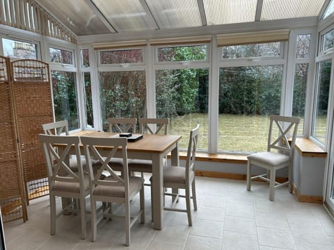 Mercury Holiday Homes - 4 Bedroom Stracathro Free Parking Apartment in Inverness