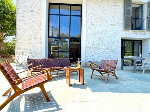 Property building, Patio, Day, View (from property/room), Balcony/Terrace, Living room, sunbed