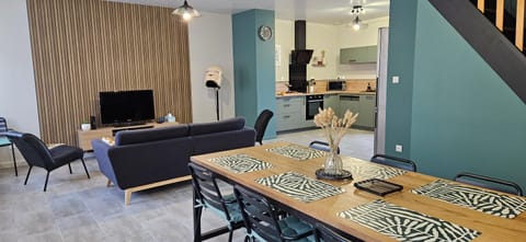 Communal lounge/ TV room, TV and multimedia, Kitchen or kitchenette, Living room, Seating area, Dining area