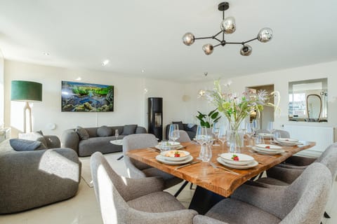 TV and multimedia, Living room, Seating area, Dining area
