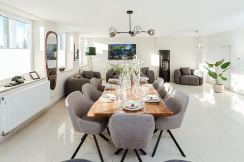 Communal lounge/ TV room, TV and multimedia, Living room, Seating area, Dining area