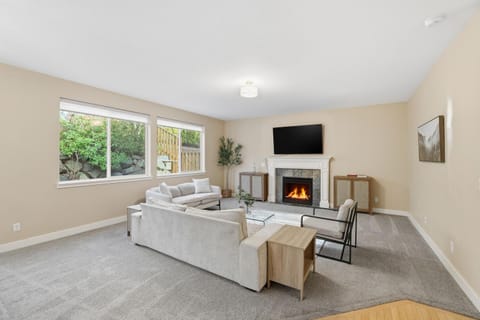 Bethany Breeze - Comfort, Style, and Convenience home House in Portland