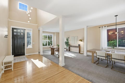 Bethany Breeze - Comfort, Style, and Convenience home House in Portland