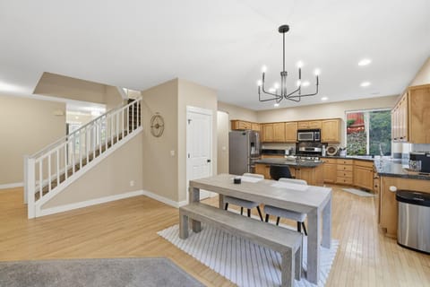 Bethany Breeze - Comfort, Style, and Convenience home House in Portland