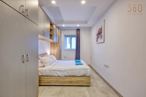 Bed, Photo of the whole room, Bedroom, wardrobe