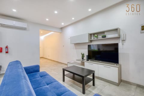 Communal lounge/ TV room, TV and multimedia, Kitchen or kitchenette, Living room, Seating area, Evening entertainment, minibar, air conditioner