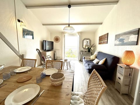 TV and multimedia, Living room, Dining area