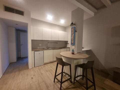 Kitchen or kitchenette, Dining area, stove