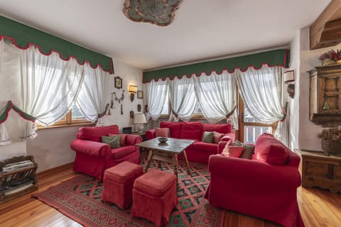 Communal lounge/ TV room, Living room